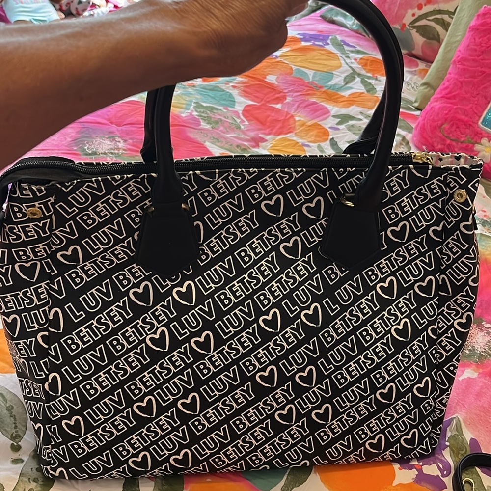 Betsey Johnson LBKAYLEE Satchel. - Picture 4 of 10